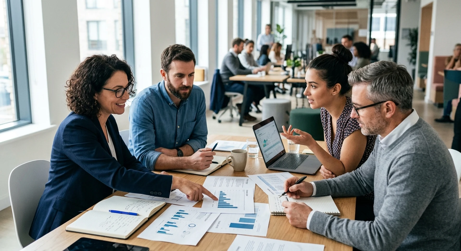 Core business: entenda o conceito, importância e como definir na prática Fotografia editorial ultra-realista de equipe de negócios trabalhando em escritório moderno, revisando documentos e estratégias em mesa colaborativa, luz natural, foco nítido, alta resolução, pessoas reais em momento autêntico.