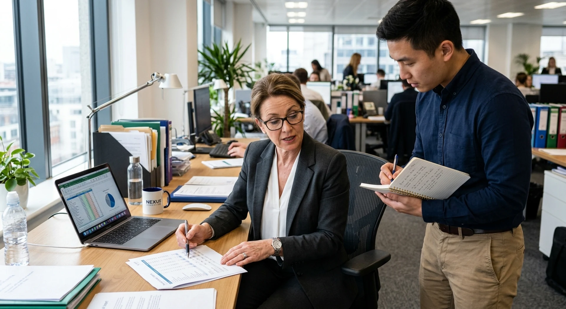 Mentor e Mentorado: entenda como funciona essa relação de desenvolvimento Fotografia editorial ultra-realista de mulher profissional experiente em traje executivo revisando documentos com colega mais jovem ao lado fazendo anotações, momento autêntico em escritório com luz natural, foco nítido e detalhes precisos.