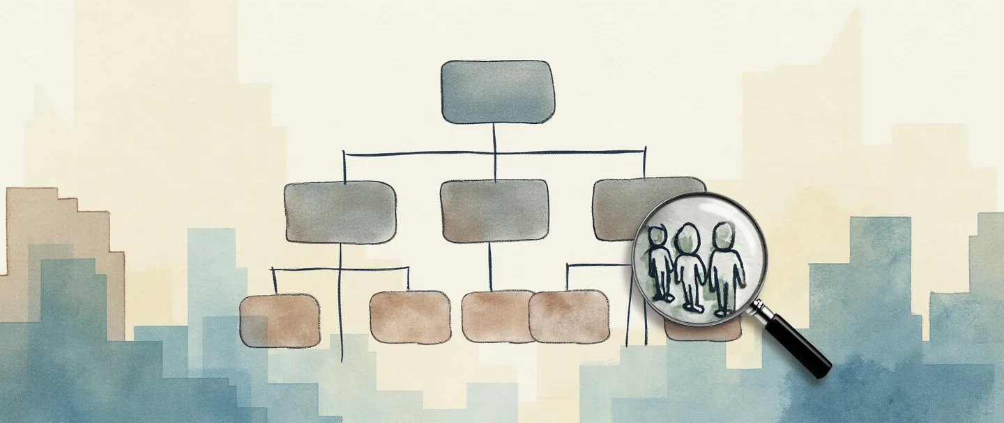 Uma pintura digital em aquarela de um organograma com caixas conectadas em uma estrutura hierárquica. Uma lupa paira sobre uma seção, destacando uma pequena equipe de figuras. Silhueta simples de um edifício de escritórios ao fundo. Linhas limpas, cores profissionais suaves, design minimalista.