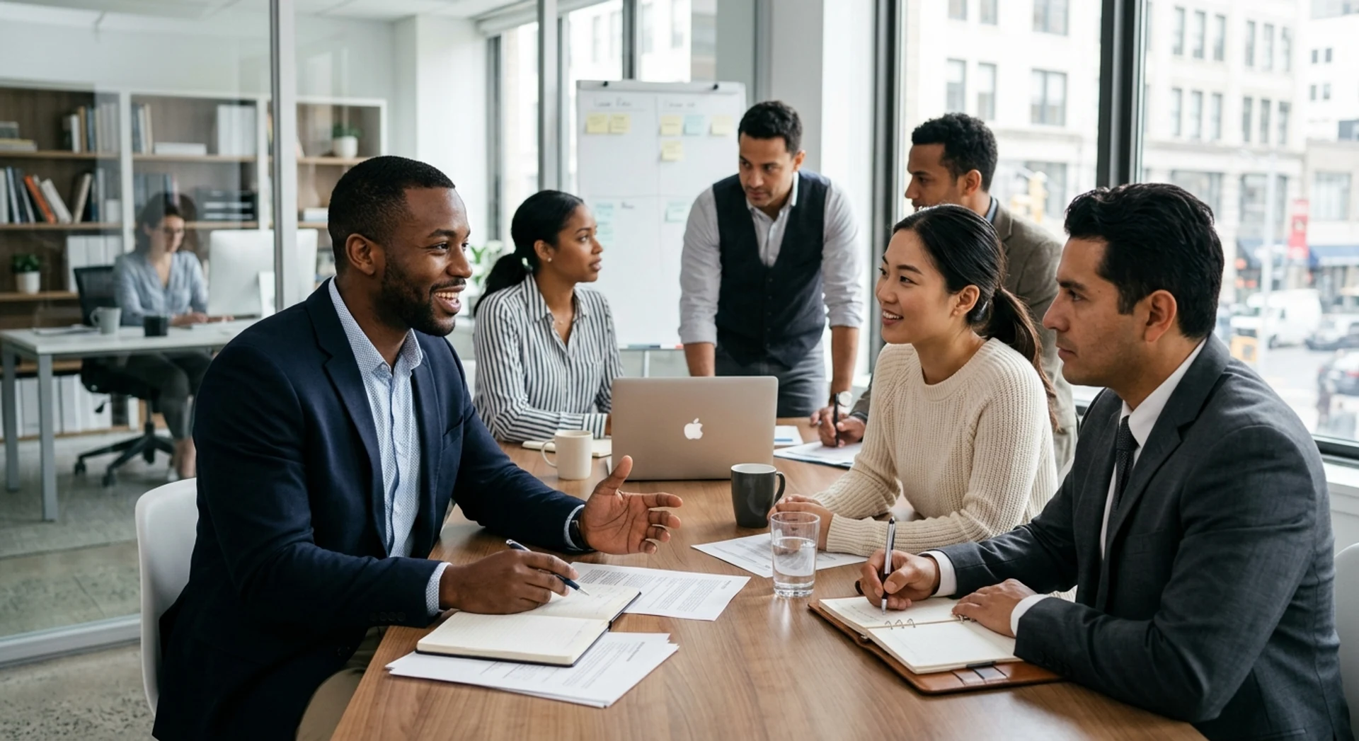 Linguagem formal e informal no trabalho: como escolher a abordagem certa? Profissionais de negócios diversos em reunião em escritório moderno, combinando trajes formais e casuais, capturados em momento autêntico e natural com fotografia editorial de alta resolução.