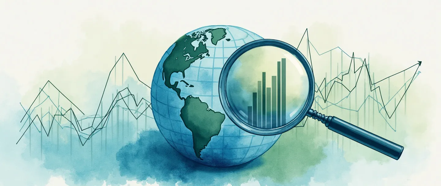 Uma pintura digital em aquarela de um globo com linhas de gráficos econômicos fluindo por sua superfície. Uma lupa paira sobre uma região, revelando gráficos de barras e símbolos de moedas. Composição simples com tons de azul e verde, transmitindo análise macroeconômica através de uma visualização limpa e elegante.