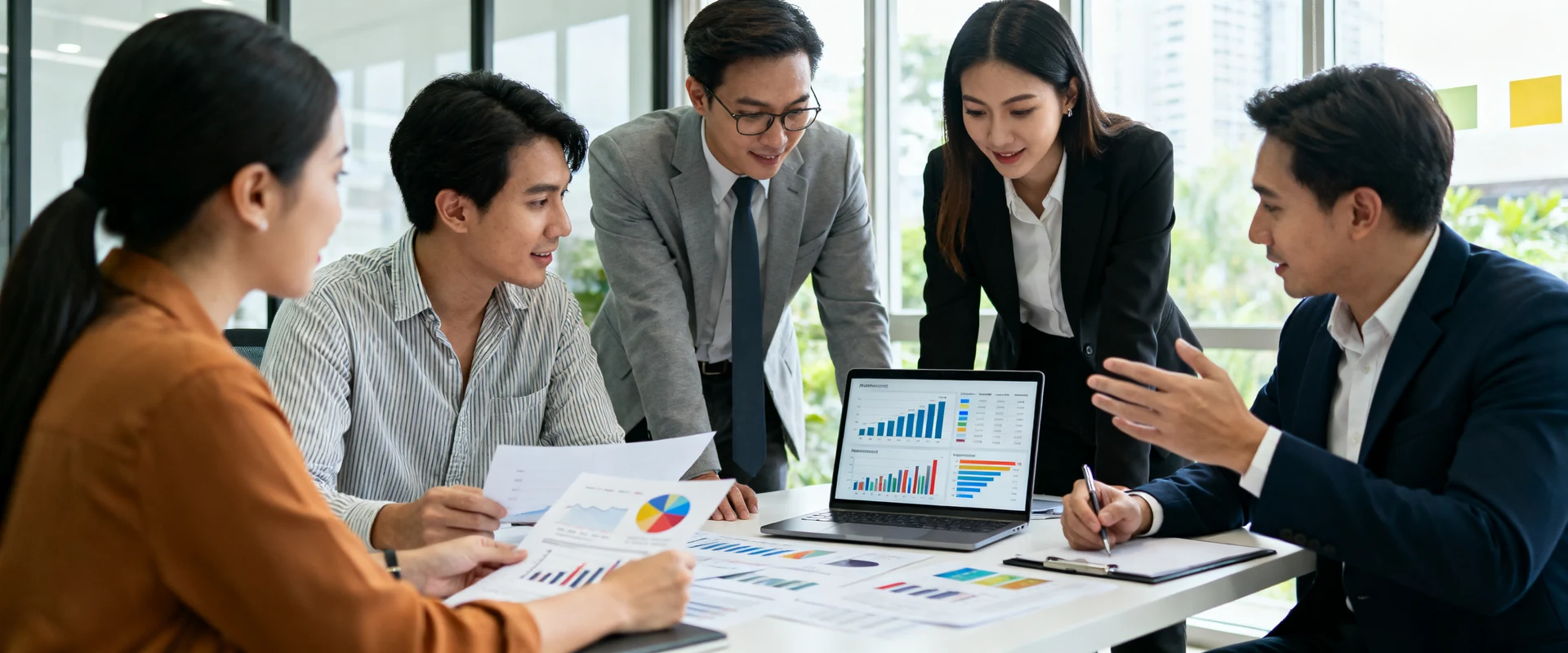 KPI: o que são os indicadores-chave de desempenho e como utilizá-los Equipe de negócios diversificada analisando gráficos de desempenho e dashboards em reunião estratégica. Fotografia editorial ultra-realista capturada com Canon EOS R5, luz natural, foco nítido e detalhes precisos em ambiente corporativo moderno.