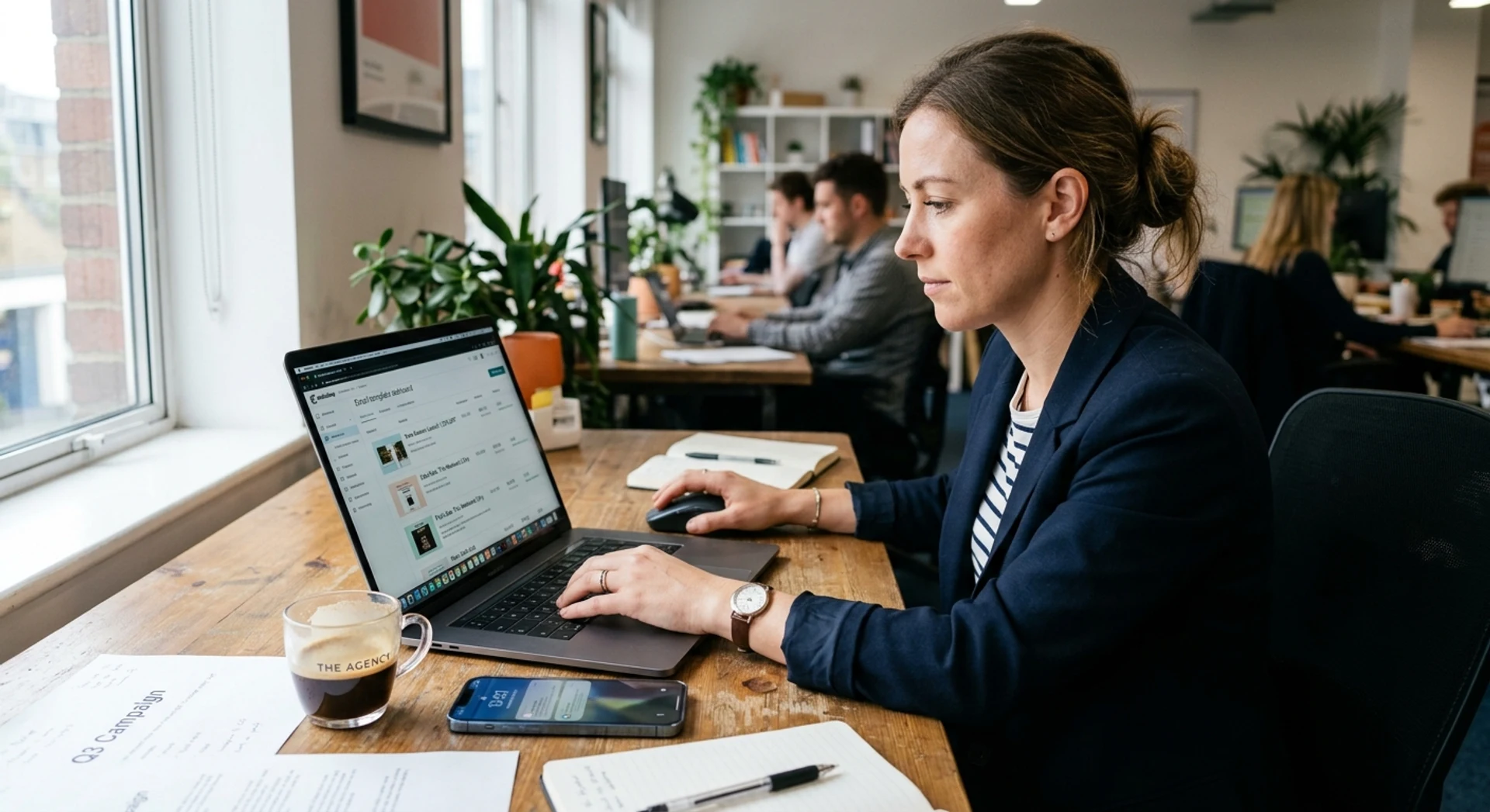 Modelos de Email Marketing: 32 exemplos para turbinar suas campanhas Profissional de marketing trabalhando em escritório moderno, revisando templates de campanha de email no laptop, com smartphone e café próximos. Fotografia editorial ultra-realista com luz natural, foco nítido e detalhes autênticos capturados em Canon EOS R5.