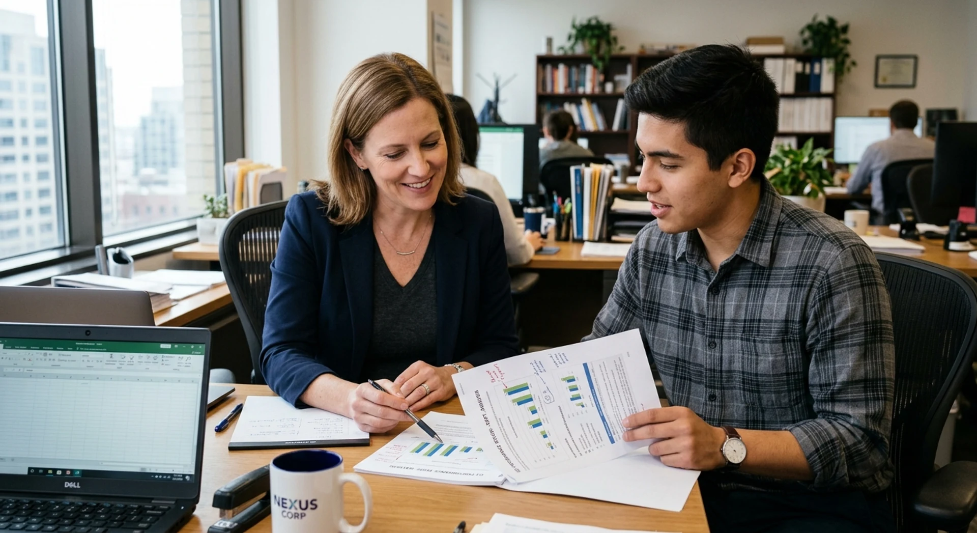 A Importância do Feedback na Melhoria do Desempenho da Equipe Fotografia editorial ultra-realista de gerente profissional em conversa individual com funcionário no escritório, revisando documentos juntos. Momento autêntico capturado com luz natural, foco nítido e detalhes cristalinos em alta resolução.